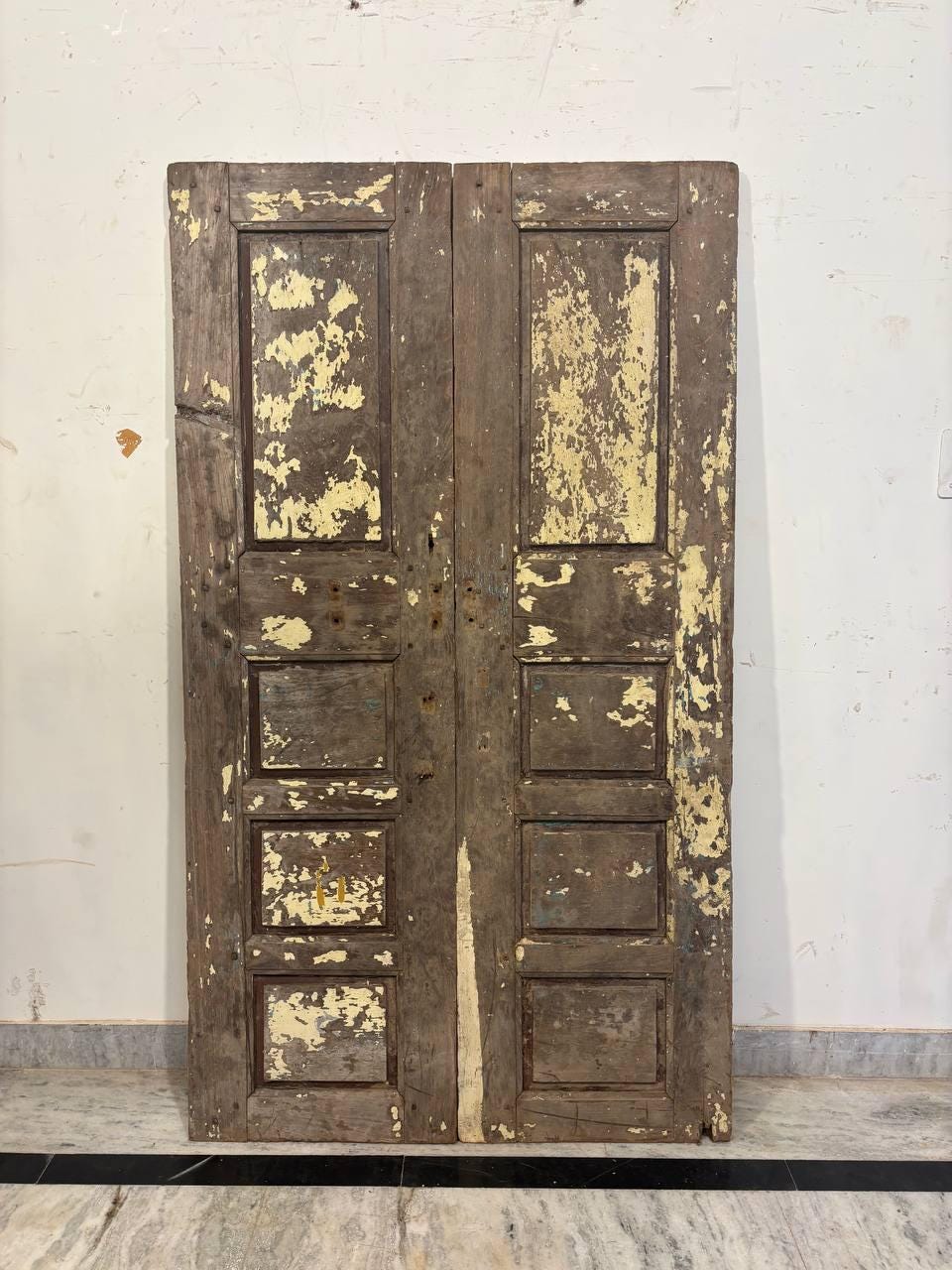 Vintage Carved Teak Wood Doors: Distressed Rustic Indian Panel (174x99x3 cm)