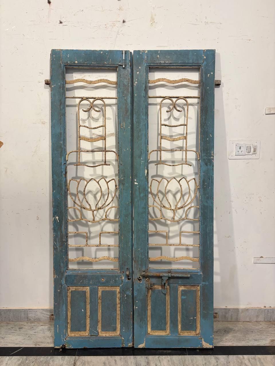 Carved Teak Wood Indian Door: Rustic Bohemian Decor (183x108x6 cm)