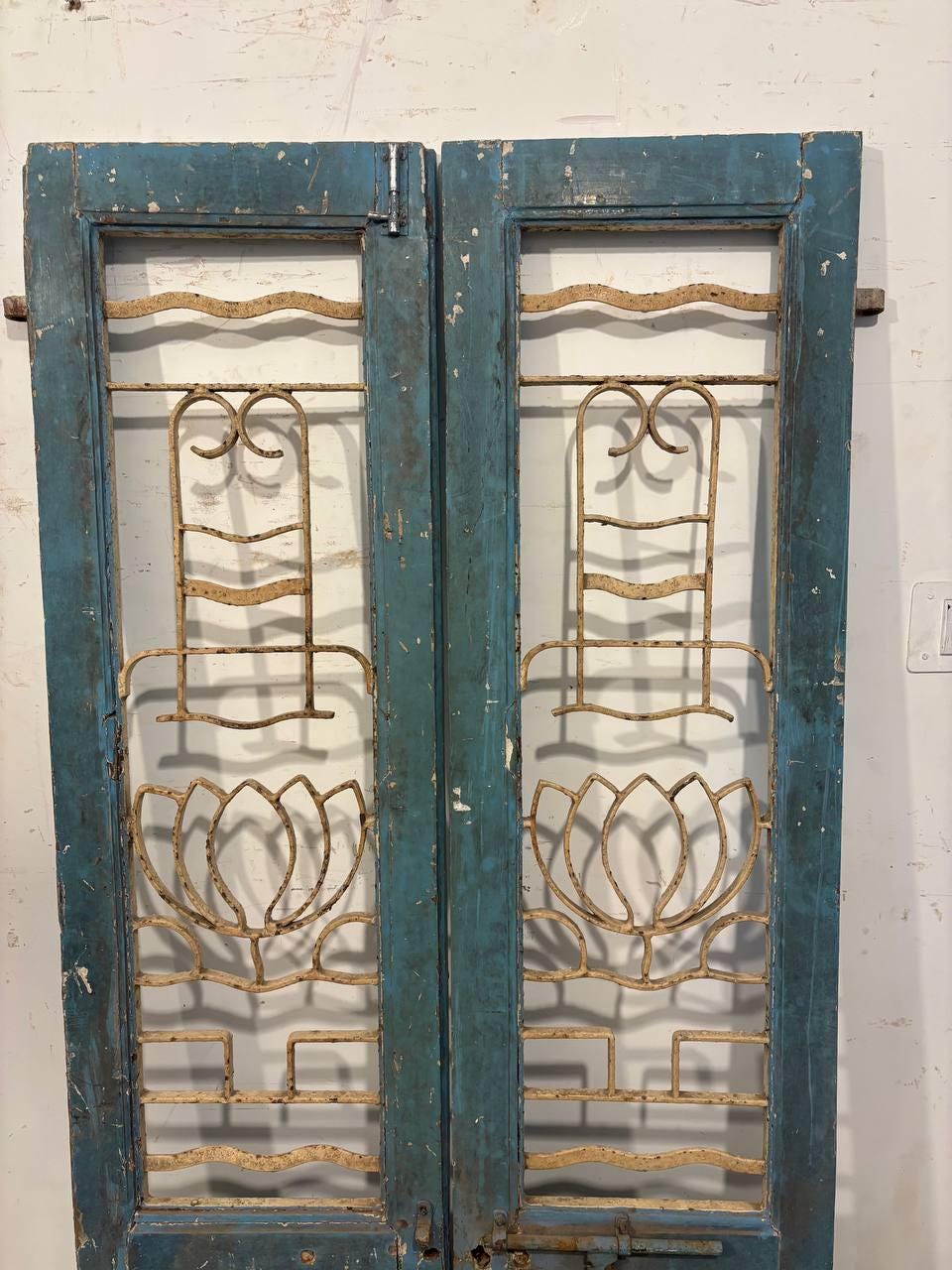 Carved Teak Wood Indian Door: Rustic Bohemian Decor (183x108x6 cm)