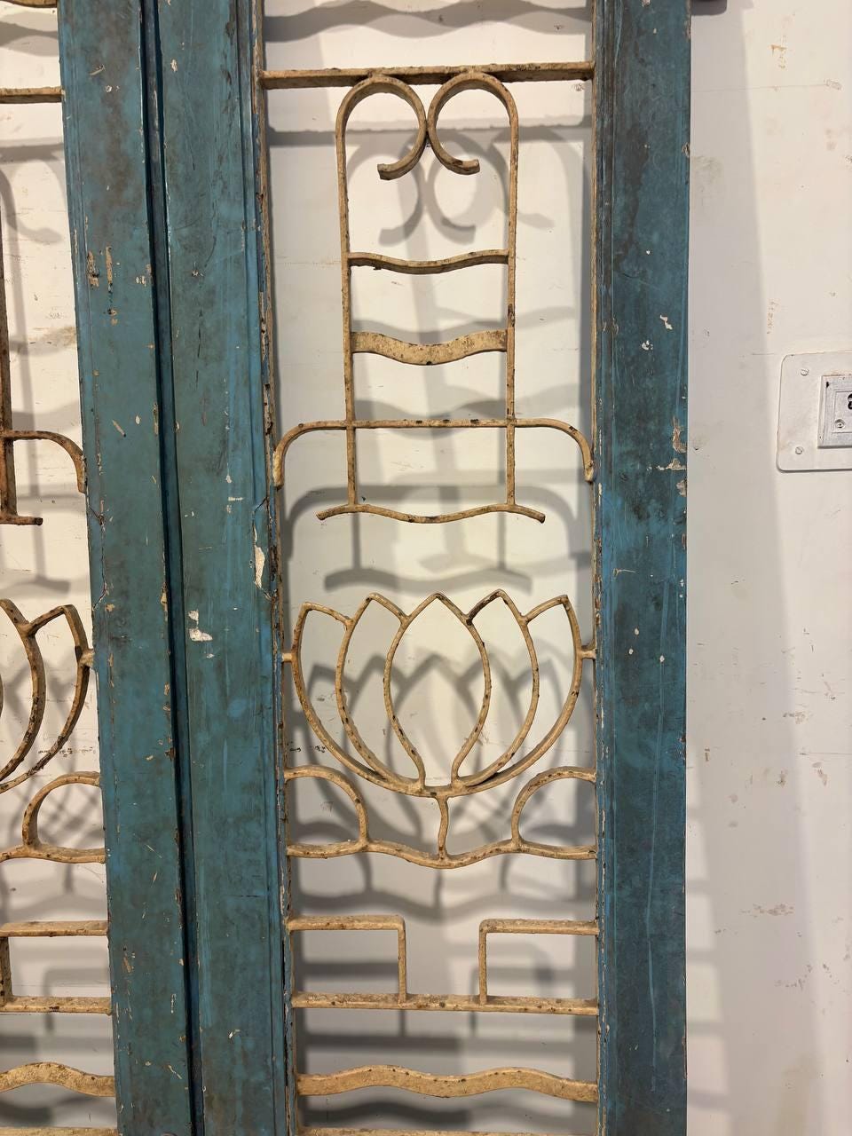 Carved Teak Wood Indian Door: Rustic Bohemian Decor (183x108x6 cm)