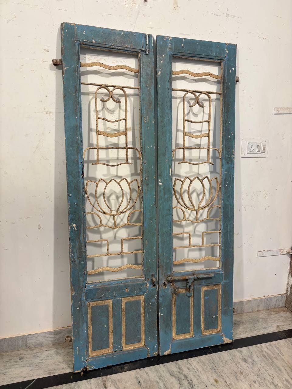 Carved Teak Wood Indian Door: Rustic Bohemian Decor (183x108x6 cm)
