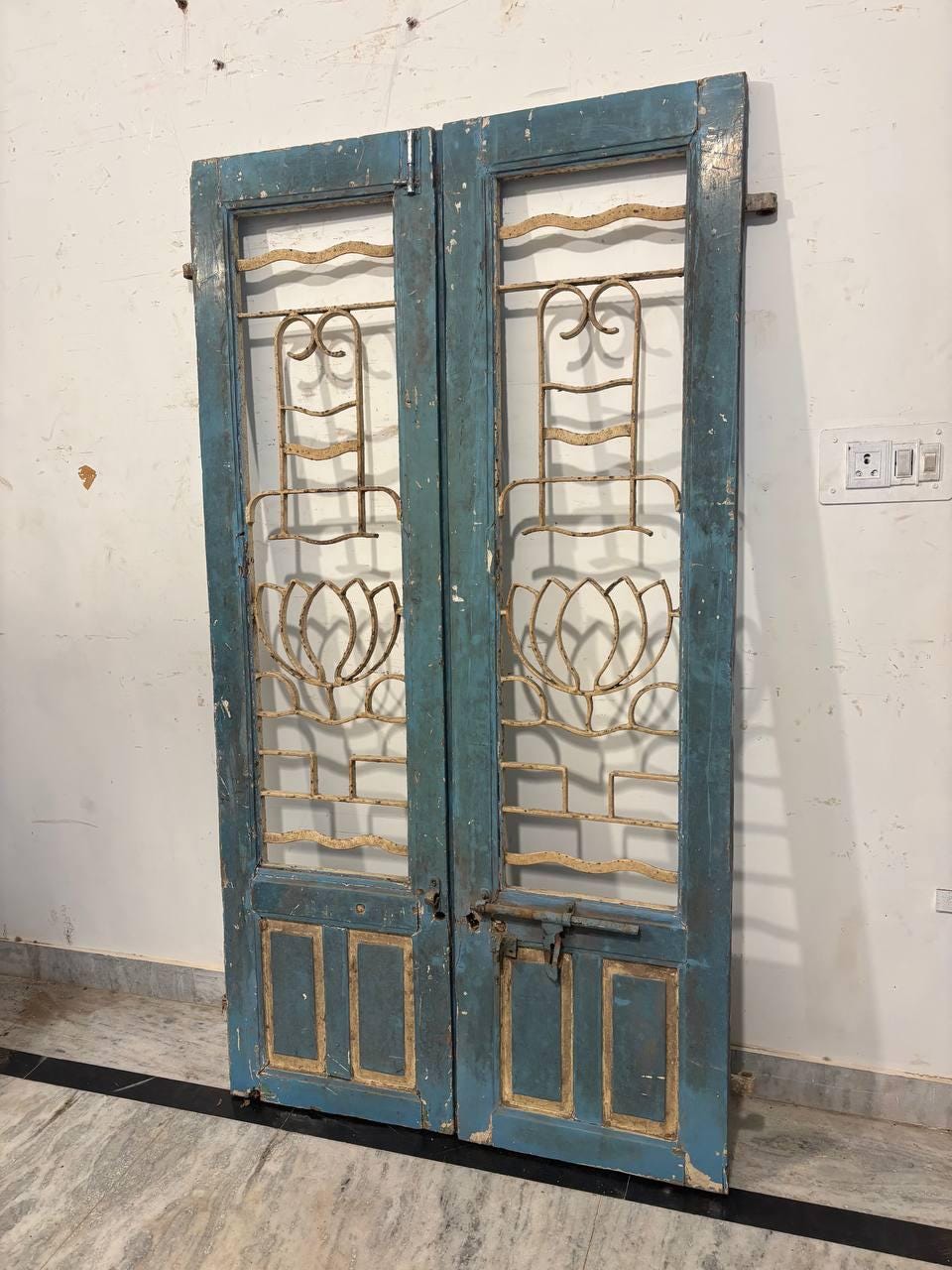 Carved Teak Wood Indian Door: Rustic Bohemian Decor (183x108x6 cm)