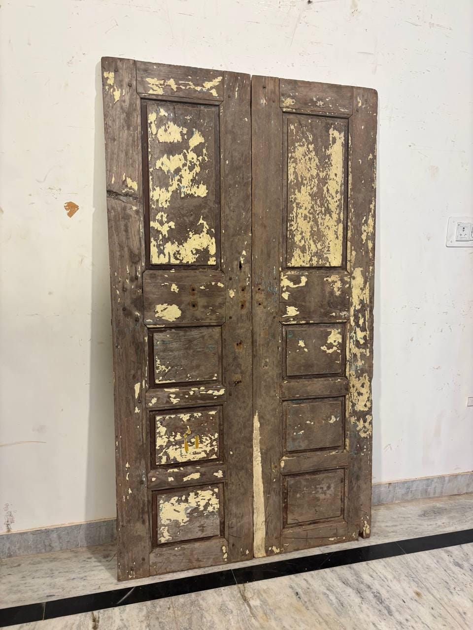Vintage Carved Teak Wood Doors: Distressed Rustic Indian Panel (174x99x3 cm)